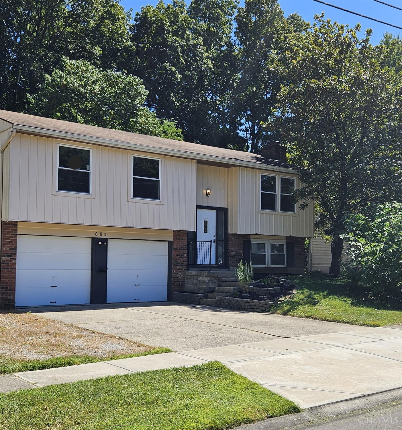 Photo of 683 Holiday DR, Cincinnati, OH 45245
