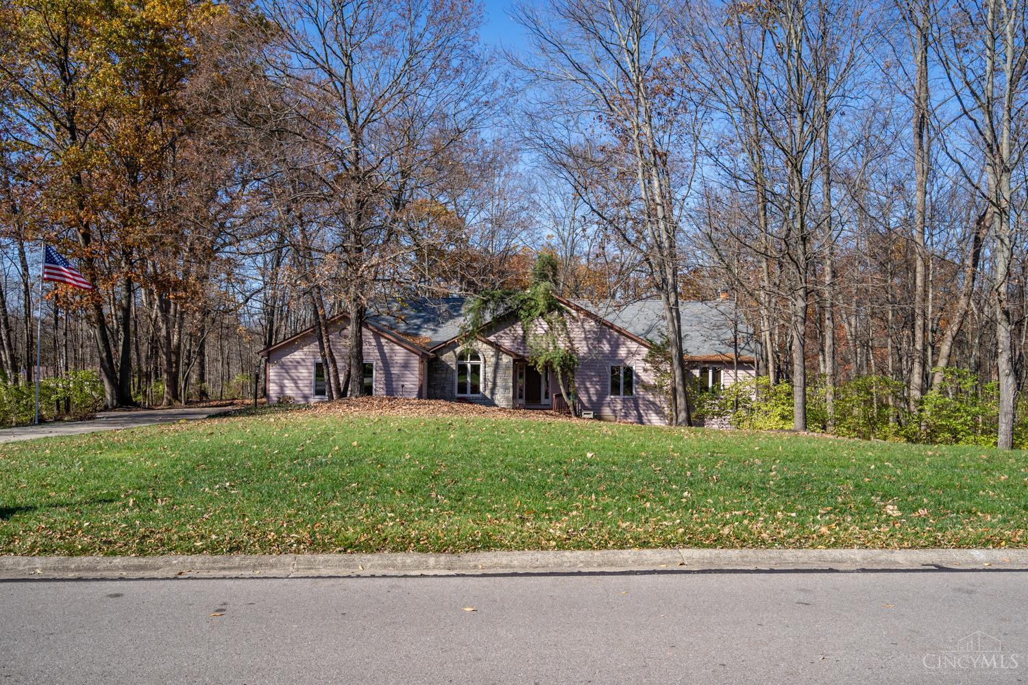 Photo of 902 Country Club DR, Cincinnati, OH 45245