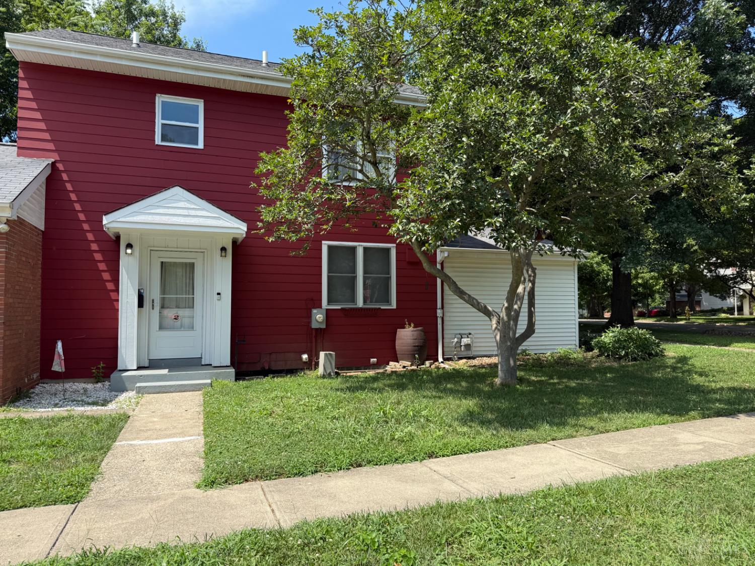 Photo of 2 Brompton Ln, Greenhills, OH 45218