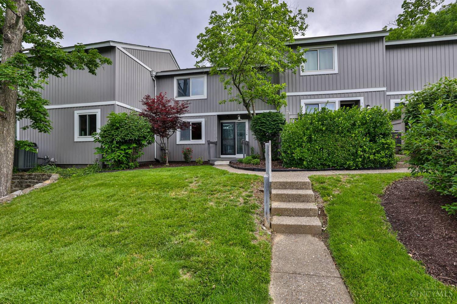 Photo of 120 Twin Lakes Dr, Fairfield, OH 45014