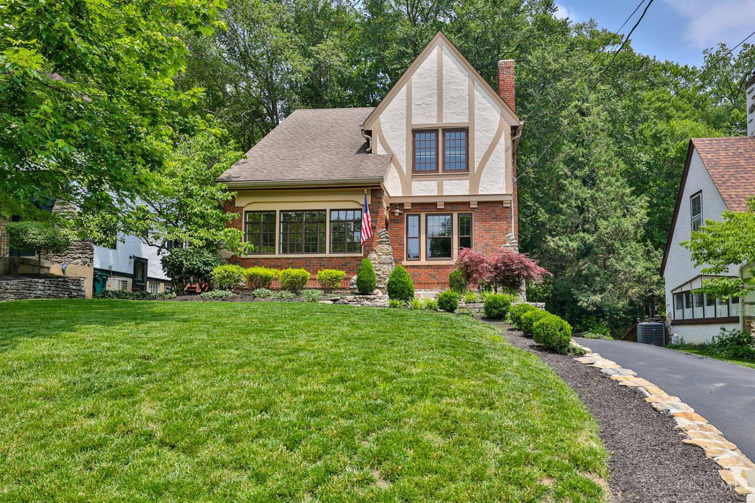 Photo of 1122 Beverly Hill Dr, Cincinnati, OH 45208