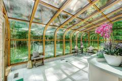 Sun room! Solarium! Wet bar!