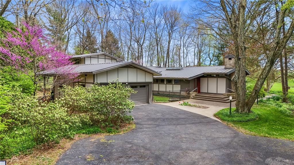 Photo of 935 Talus DR, YELLOWSPRINGS, OH 45387