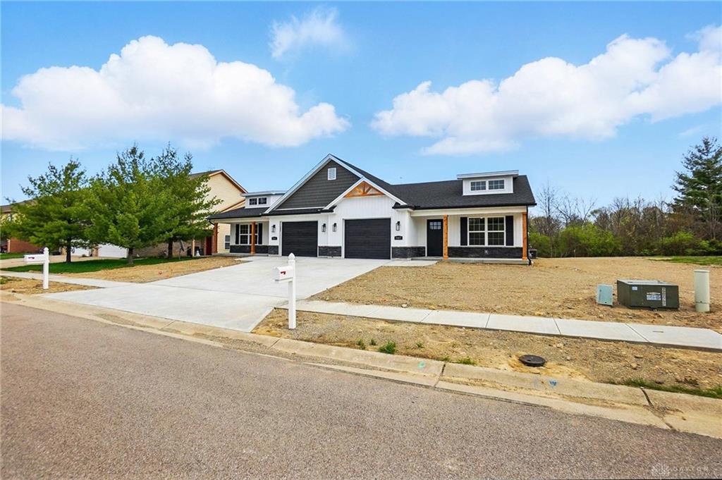 Photo of 2061 Pine Forest DR, MIAMISBURG, OH 45342