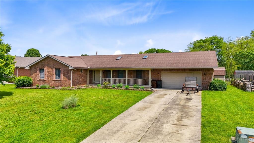 Photo of 1006 Blue Jay DR, ENON, OH 45323