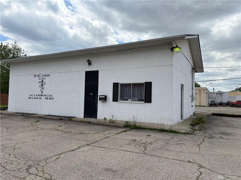 Photo of 301 Main ST, NEWCARLISLE, OH 45344