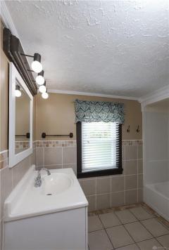 Upstairs full bathroom.