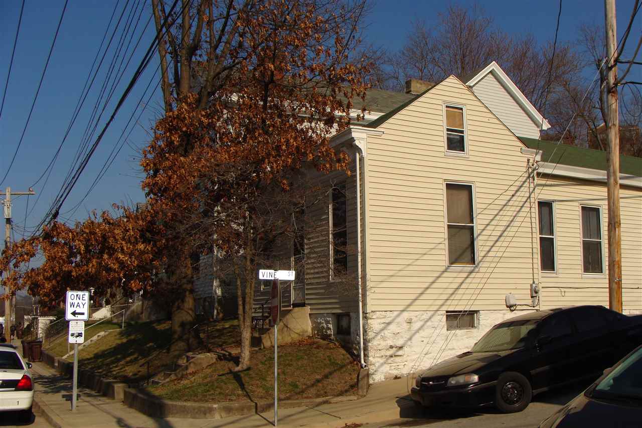 702 E 10th Street