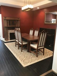 DINNING ROOM HAS RECESS LIGHTS