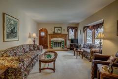 Cozy living room w/gas fireplace.