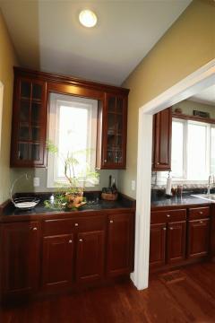 pass thru from Kit to Din (also has walk in pantry.)